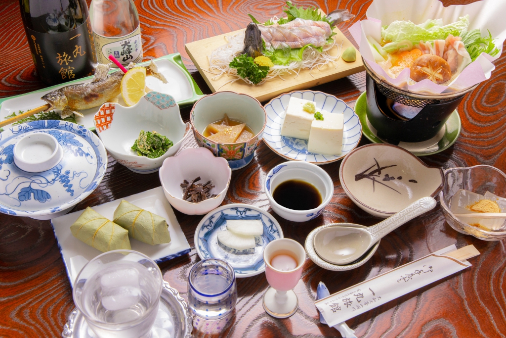 一丸旅館の旬の食材を使った料理